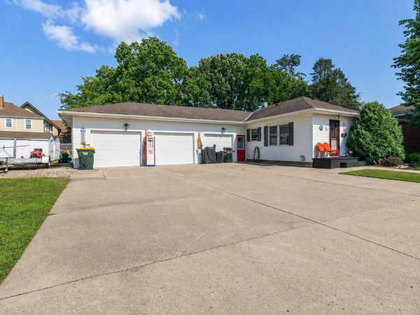 10 Buck Avenue NE, Madelia, MN 56062