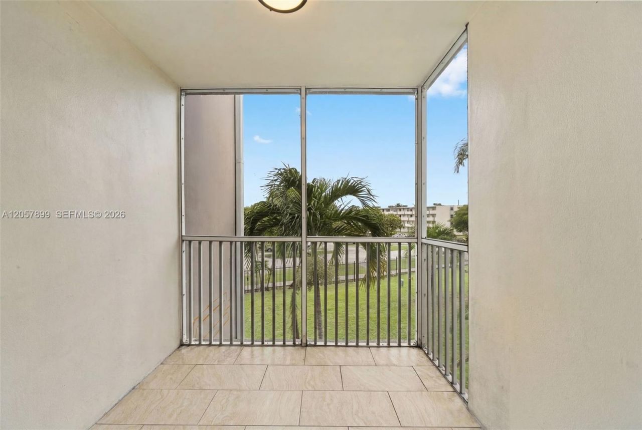 1690 NE 191st St, Unit 302-1, Miami, FL 33179 Photo