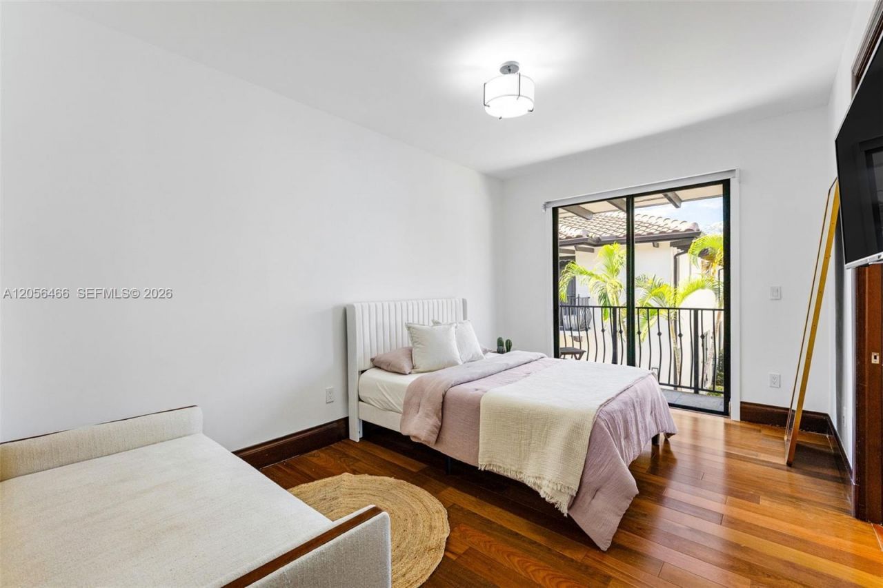 3020 Mcdonald St , Unit 22, Miami, FL 33133 Photo