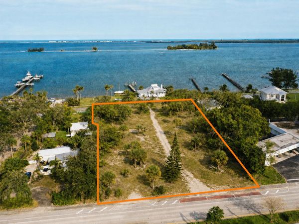 1026 INDIAN RIVER Drive, Sebastian, FL 32978