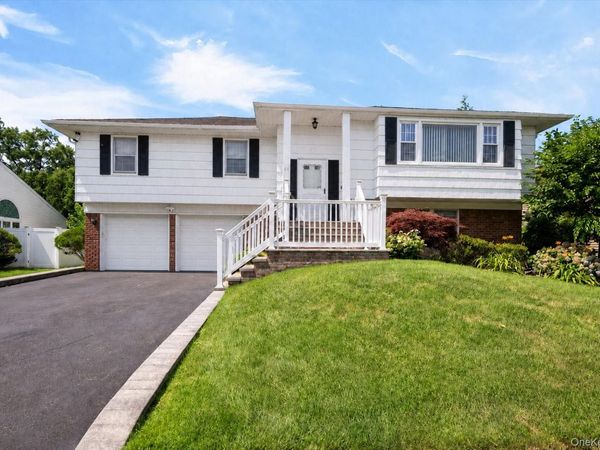 26 Acorn Lane , Plainview, NY 11803