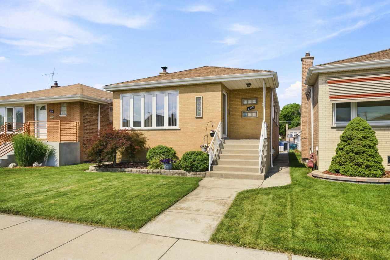 6010 S Mobile Avenue , Chicago, IL 60638 Main Photo