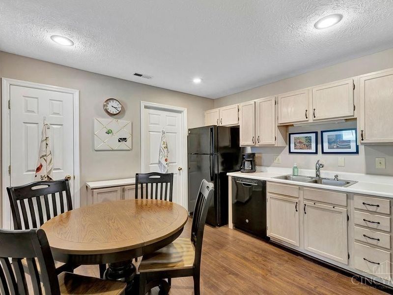 4350 Regency Ridge Court, Unit 208, Green Township, OH 45248 Photo 8