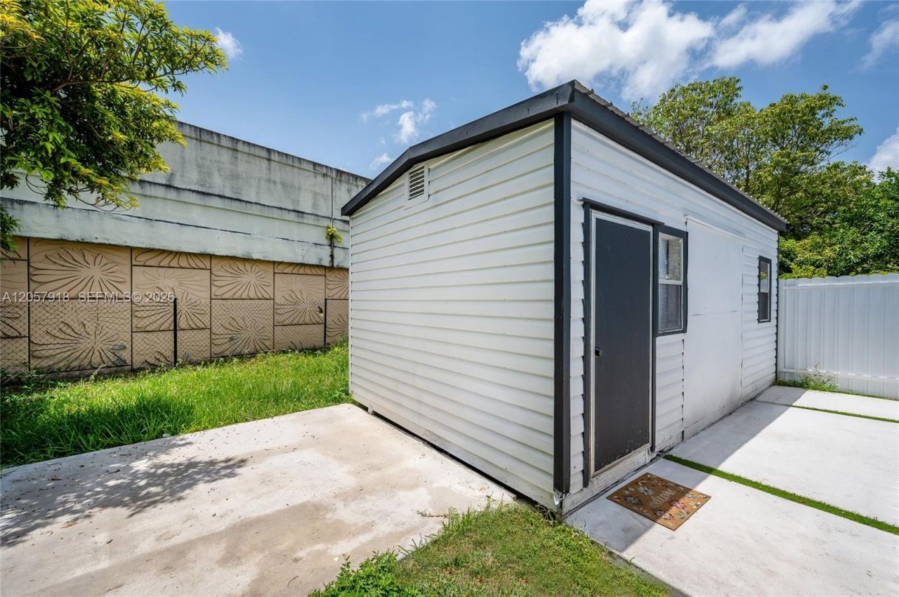 3000 NW 13th St , Miami, FL 33125 Photo