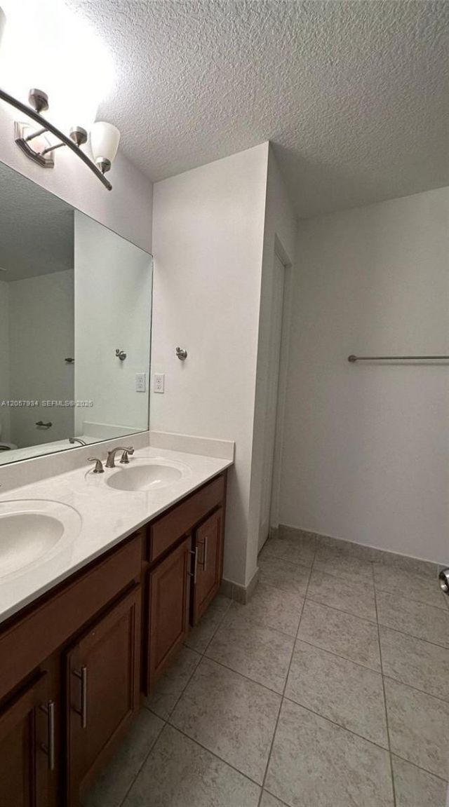317 NE 194th Ln, Unit 317, Miami, FL 33179 Photo