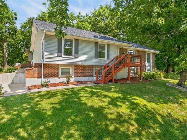 7401 N Strathbury Avenue, Kansas City, MO 64151