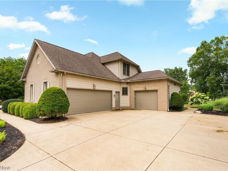 1597 Fallen Timber Street NE, Canton, OH 44721 Photo 3