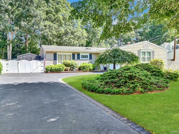 150 Shenandoah Boulevard N, Nesconset, NY 11767