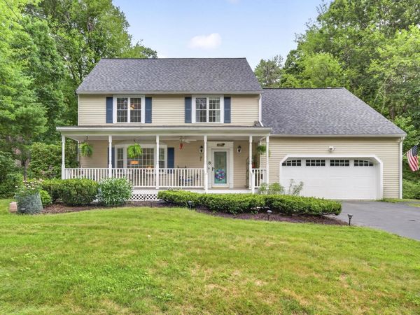 8 King Henry Drive, Londonderry, NH 03053