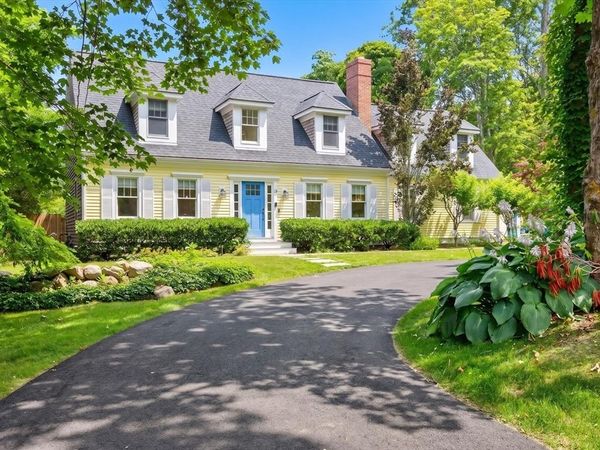 10 Westmoreland Dr, Falmouth, MA 02540