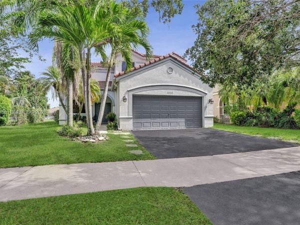 1216 Chinaberry Dr, Weston, FL 33327