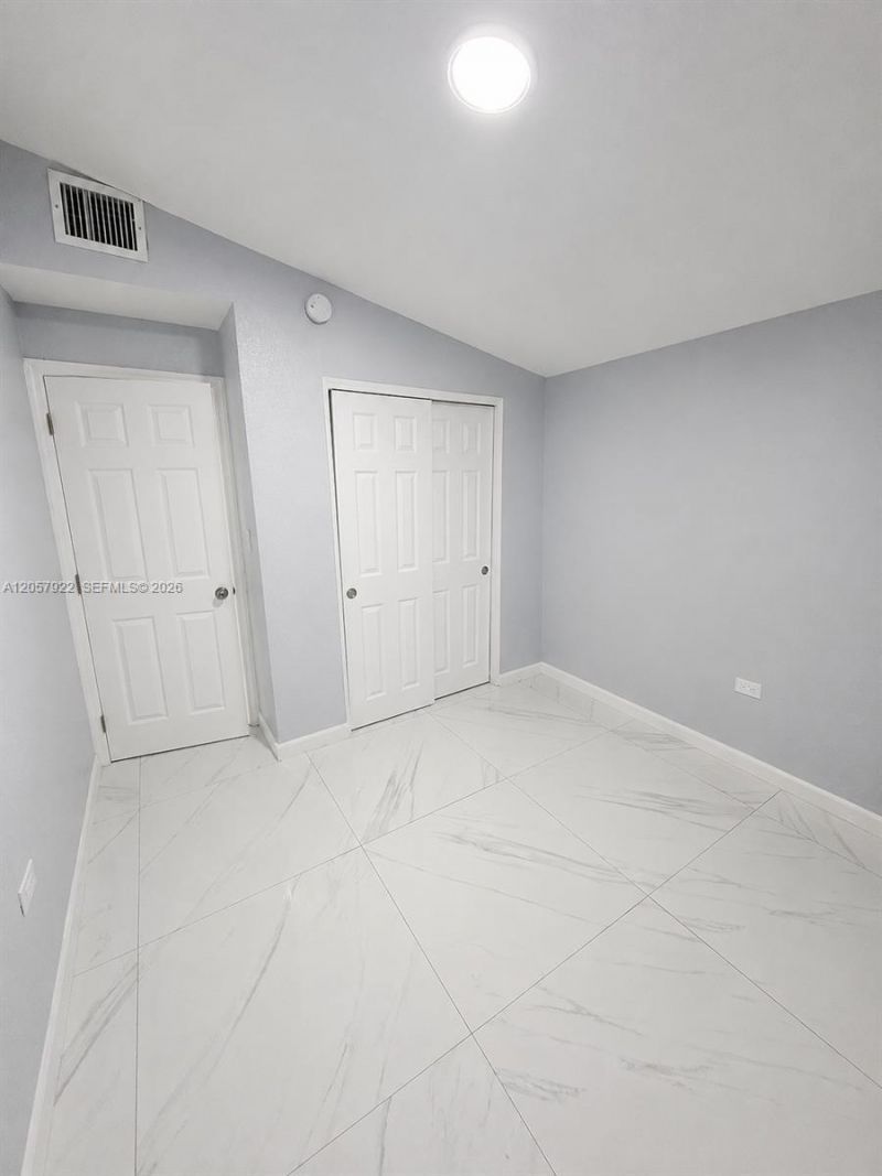 552 NE 161st St, Miami, FL 33162 Photo
