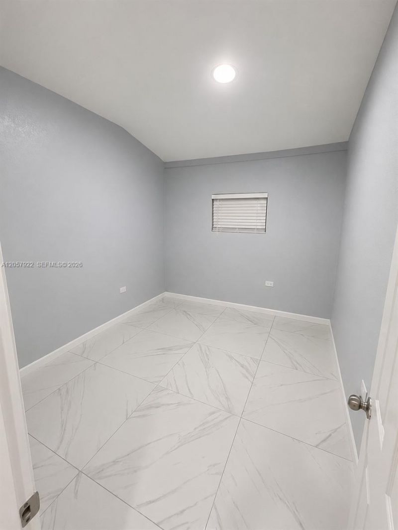 552 NE 161st St, Miami, FL 33162 Photo