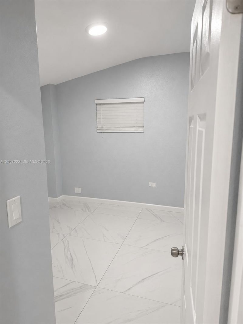 552 NE 161st St, Miami, FL 33162 Photo