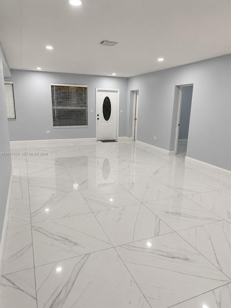 552 NE 161st St, Miami, FL 33162 Photo