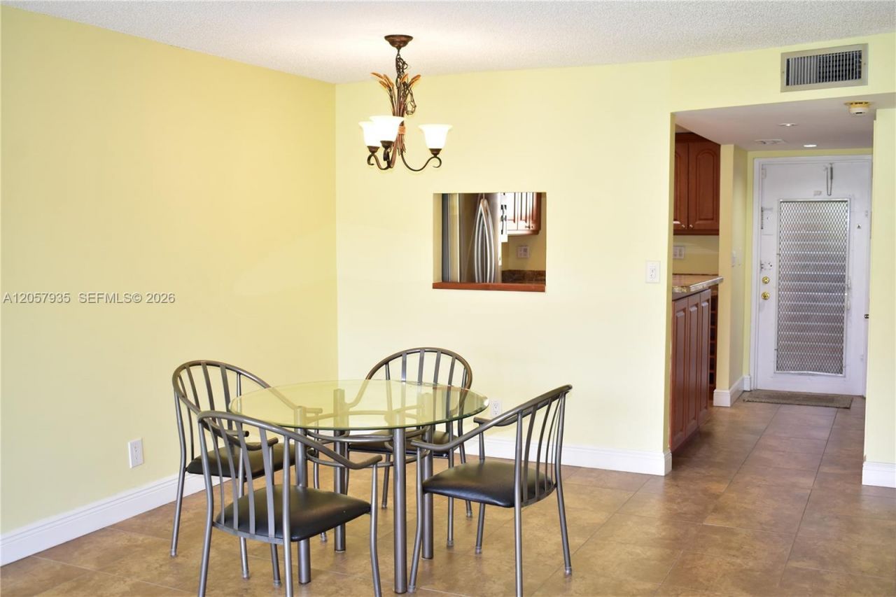8901 Sunrise Lakes Blvd, Unit 211, Sunrise, FL 33322 Photo