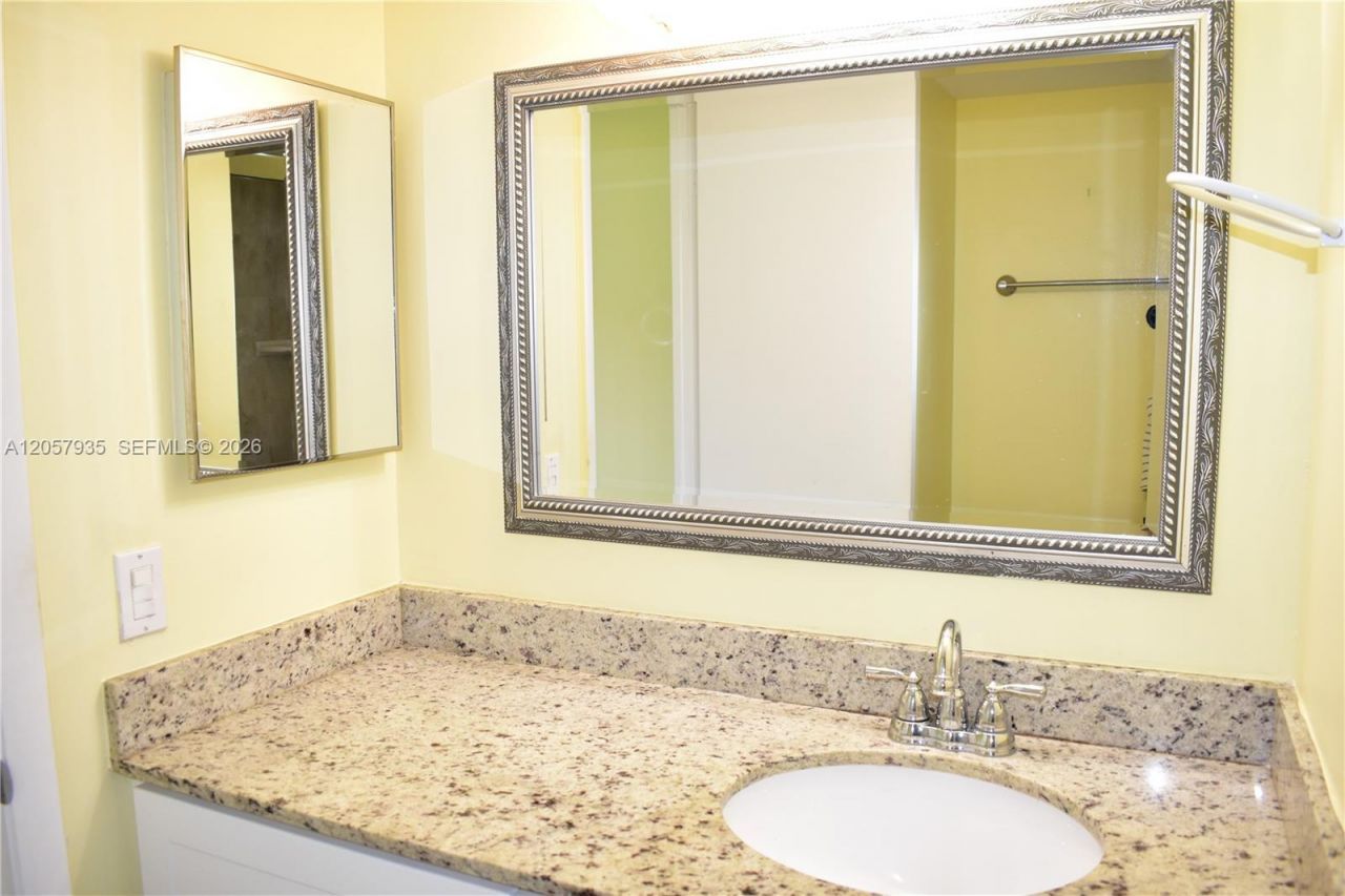8901 Sunrise Lakes Blvd, Unit 211, Sunrise, FL 33322 Photo