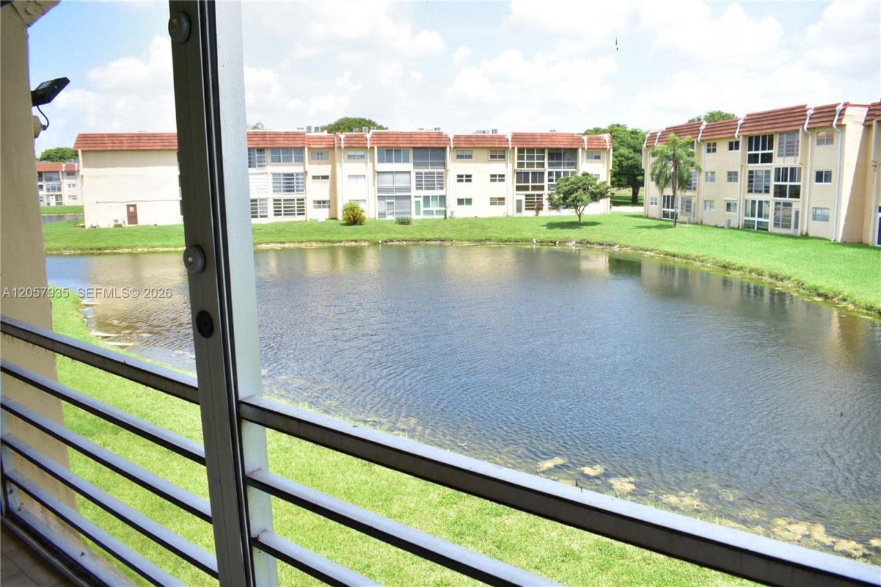 8901 Sunrise Lakes Blvd, Unit 211, Sunrise, FL 33322 Photo
