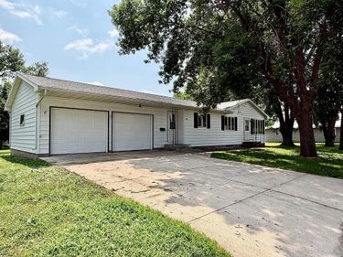 305 W 3rd Street, Winthrop, MN 55396