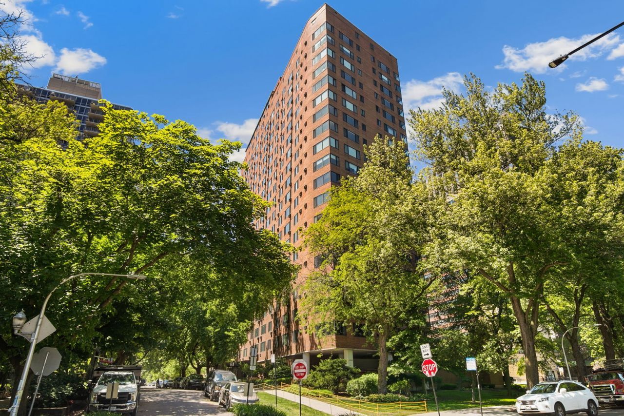 3100 N Lake Shore Drive , Chicago, IL 60657