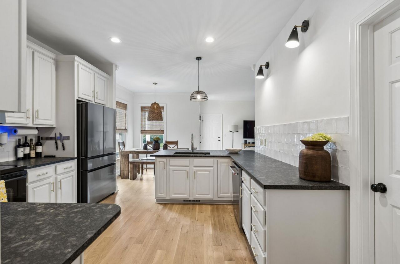 1080 Barfield Street Photo 7