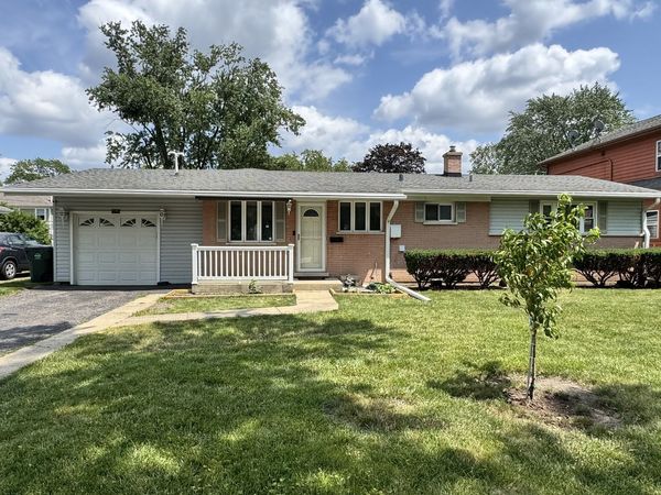 1215 N Wilke Road , Arlington Heights, IL 60004
