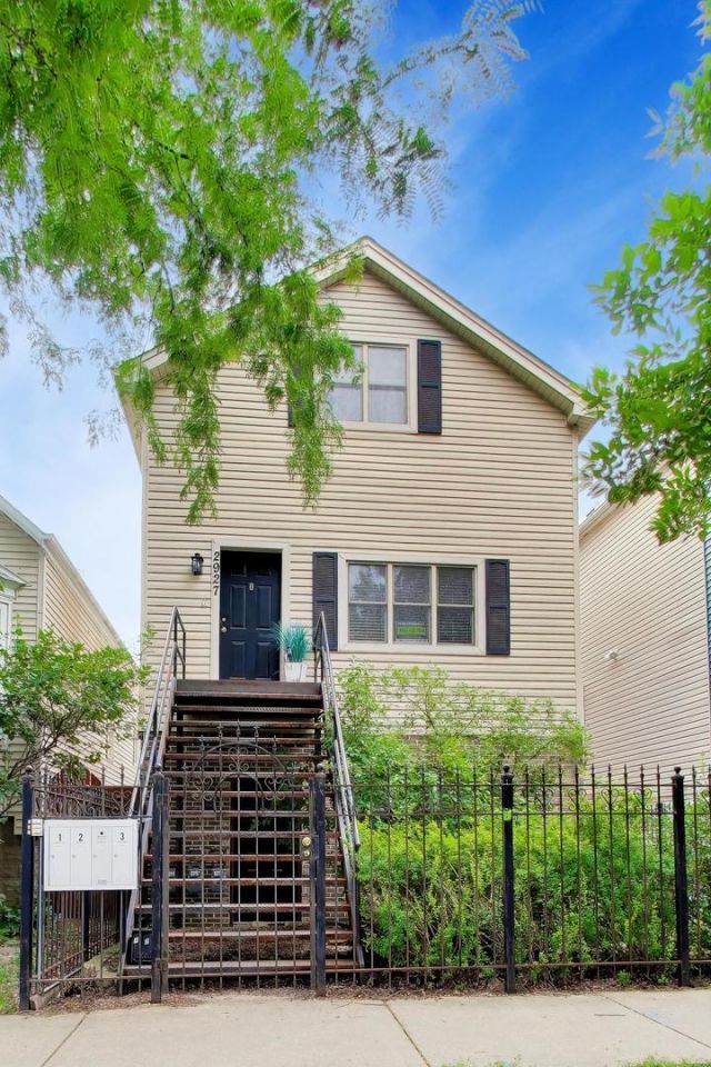 2927 N Gresham Avenue , Chicago, IL 60618