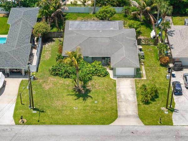 1915 Jacaranda Dr , Fort Pierce, FL 34949