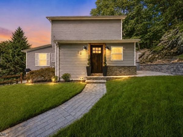 26 Oak St, Bloomingdale, NJ 07403