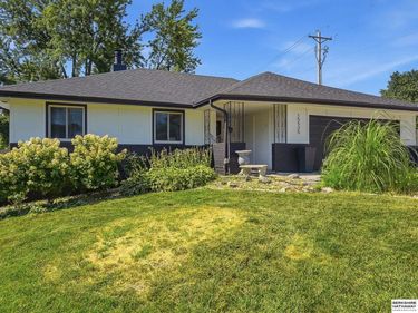 15535 Leavenworth Street, Omaha, NE 68154