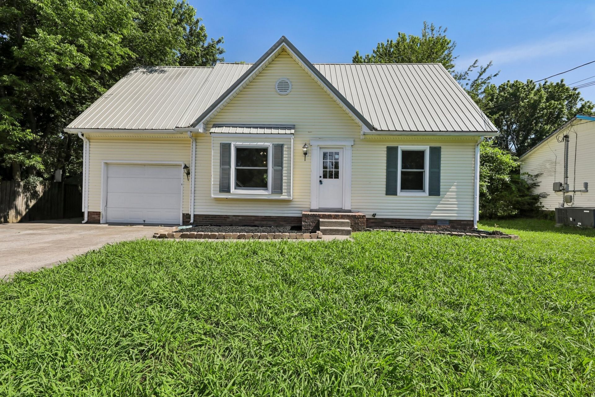 219 Jim Thorpe Dr, Clarksville, TN 37042 Main Photo
