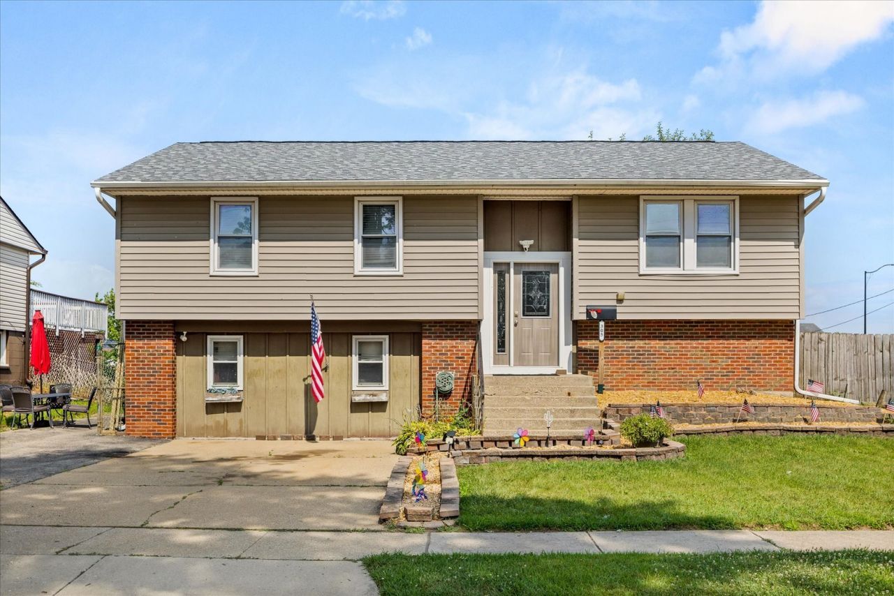 305 Hickory Avenue , Romeoville, IL 60446