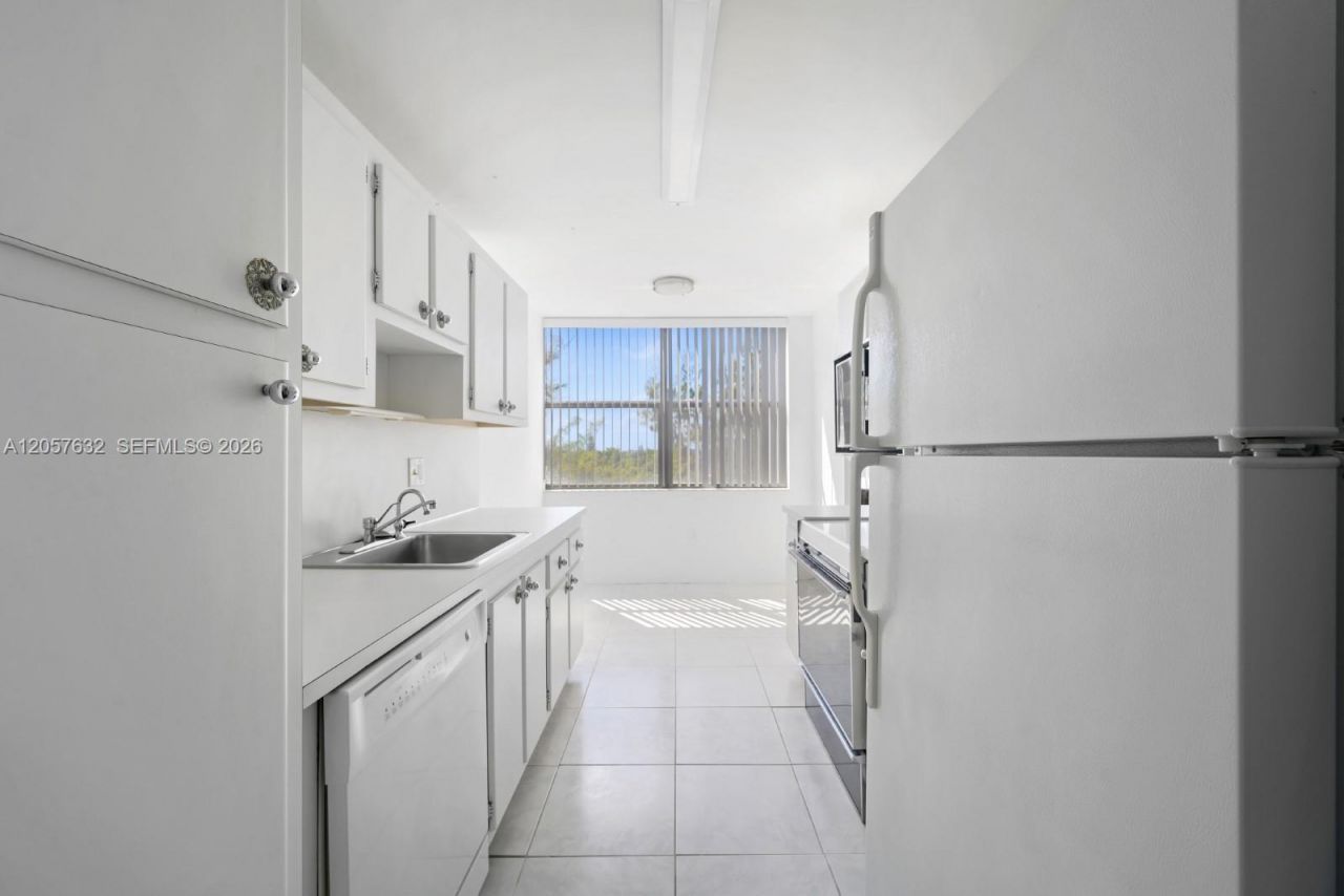1300 NE Miami Gardens Dr , Unit 621E, Miami, FL 33179 Photo