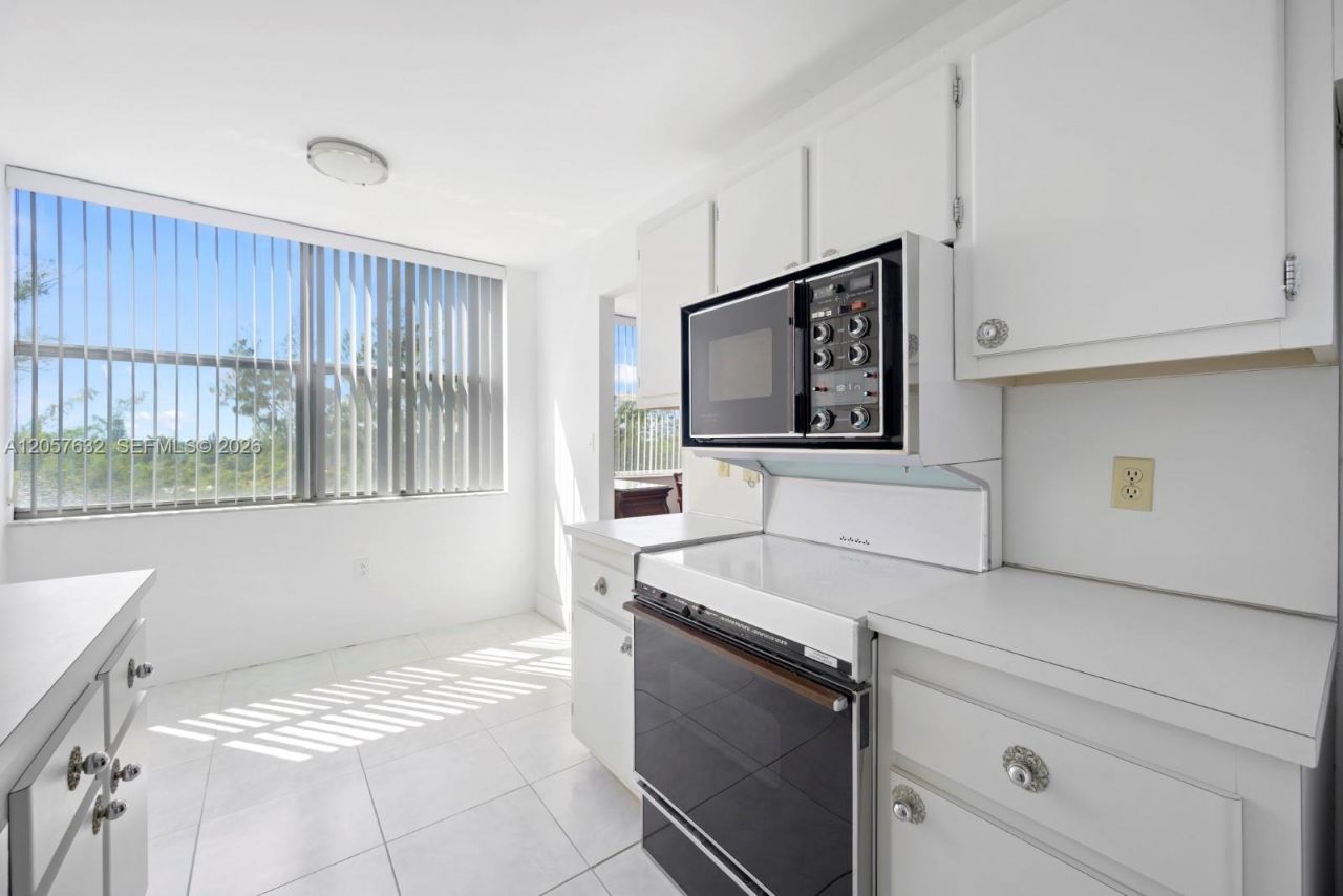 1300 NE Miami Gardens Dr , Unit 621E, Miami, FL 33179 Photo