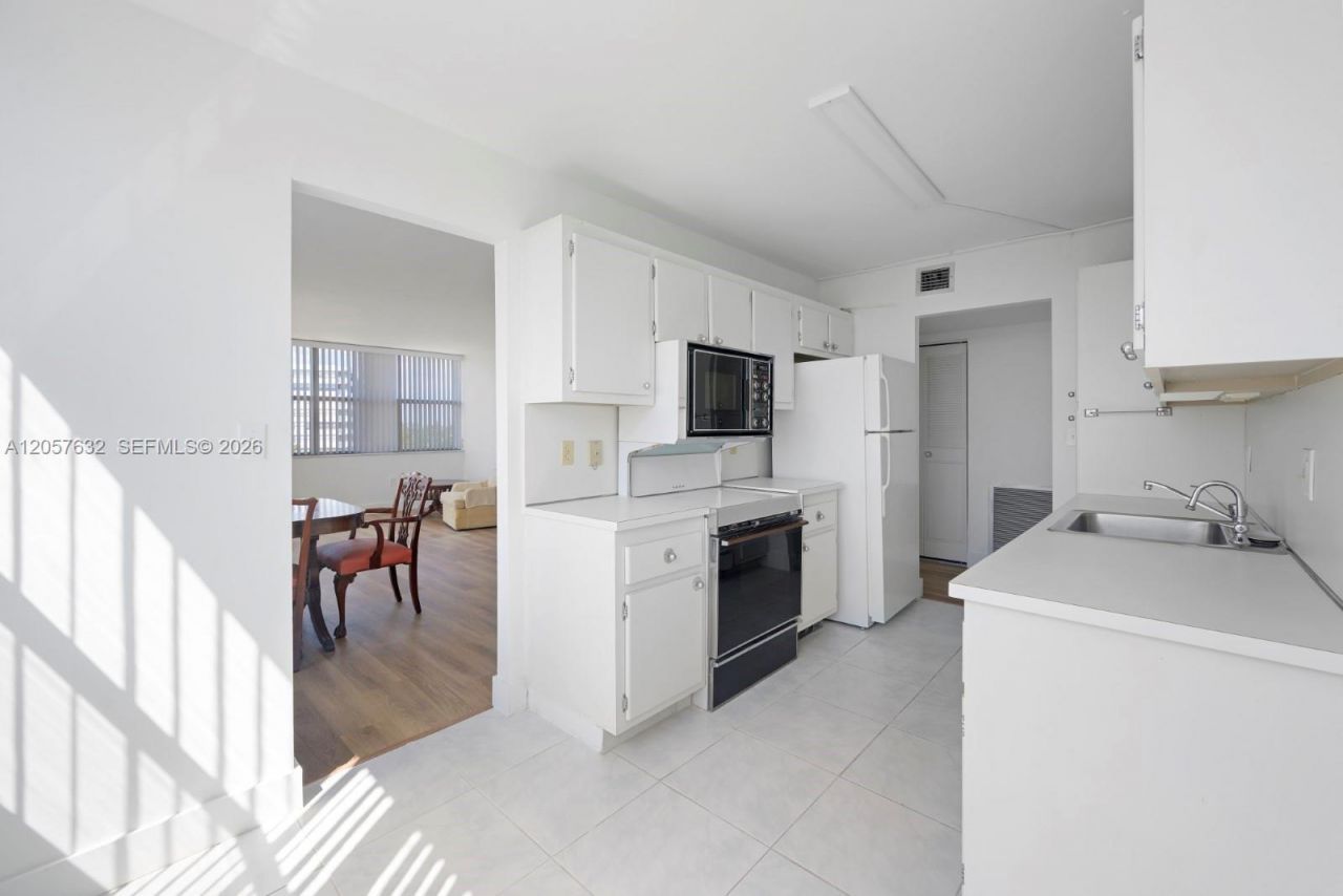 1300 NE Miami Gardens Dr , Unit 621E, Miami, FL 33179 Photo