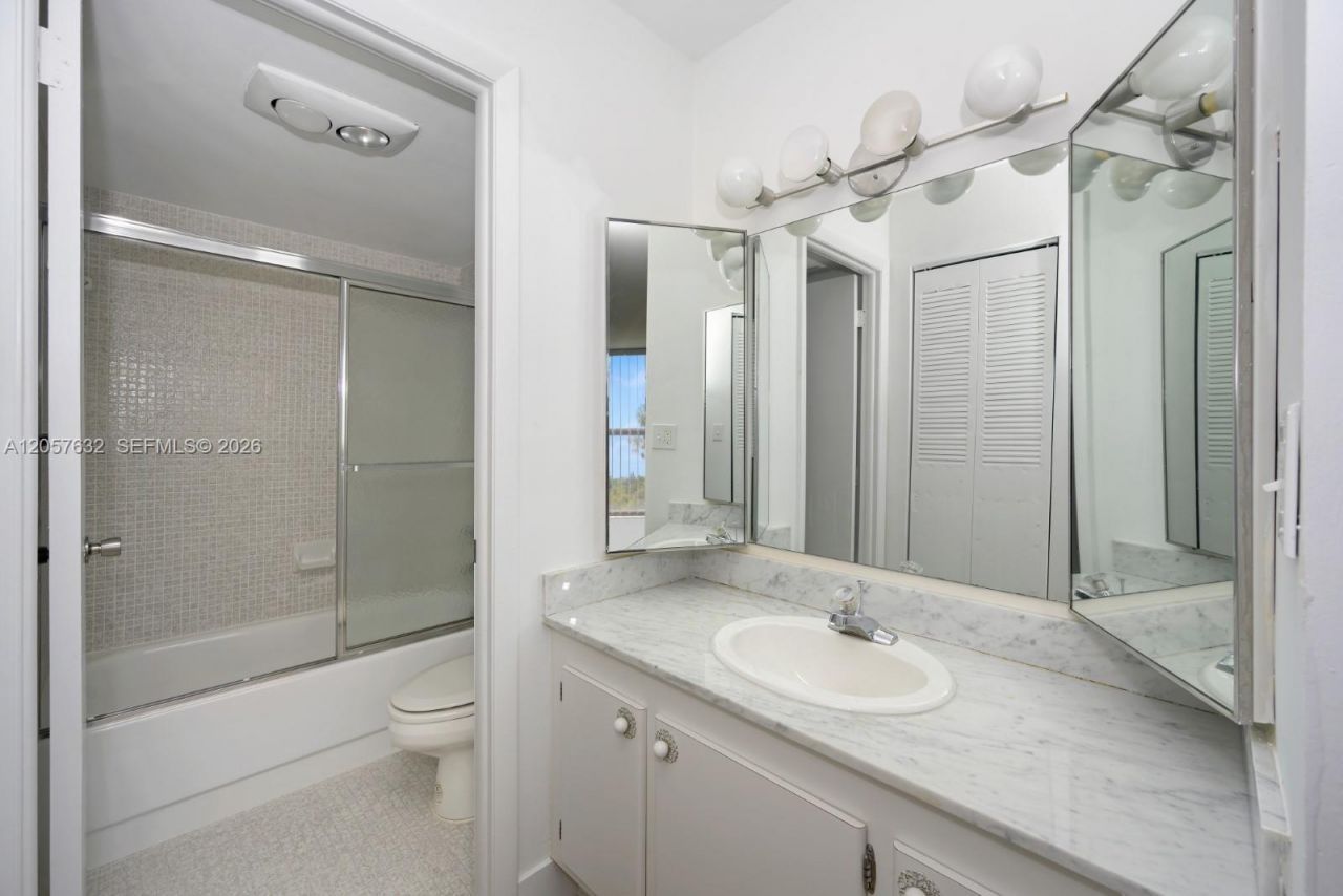1300 NE Miami Gardens Dr , Unit 621E, Miami, FL 33179 Photo