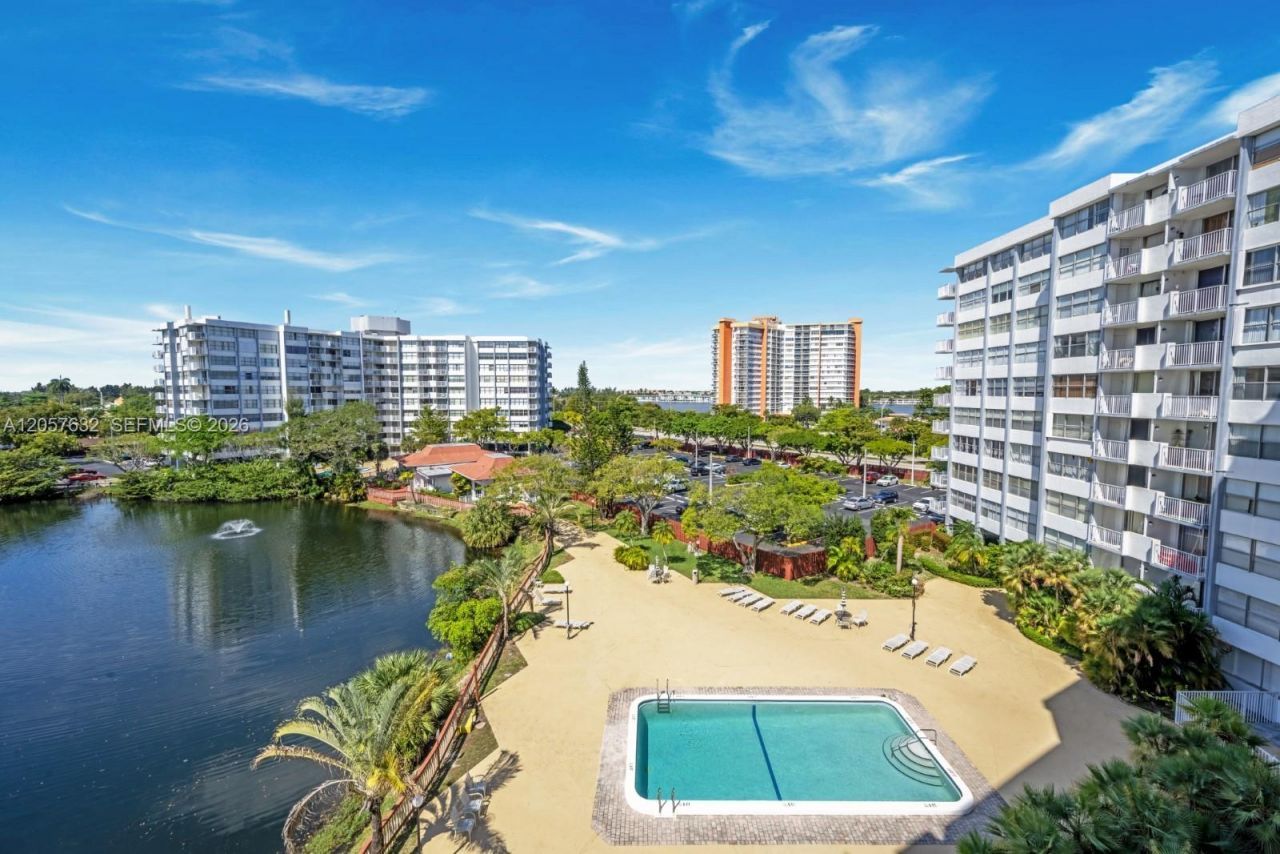 1300 NE Miami Gardens Dr , Unit 621E, Miami, FL 33179 Photo