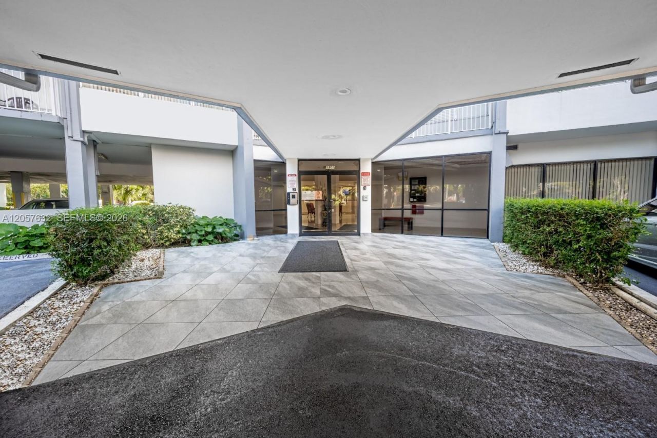 1300 NE Miami Gardens Dr , Unit 621E, Miami, FL 33179 Photo