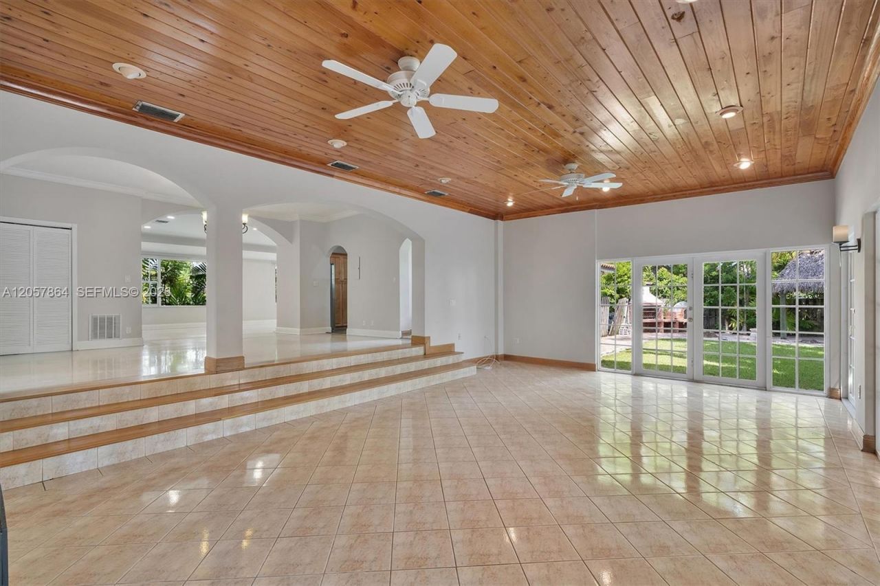4445 N Michigan Ave, Miami Beach, FL 33140 Photo
