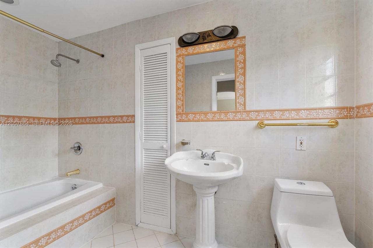 4445 N Michigan Ave, Miami Beach, FL 33140 Photo