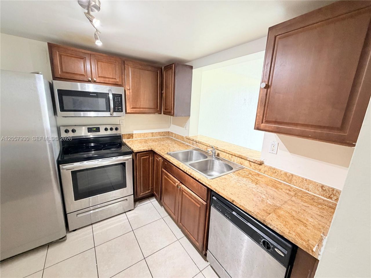 496 NW 165th St Rd , Unit D-409, Miami, FL 33169 Photo