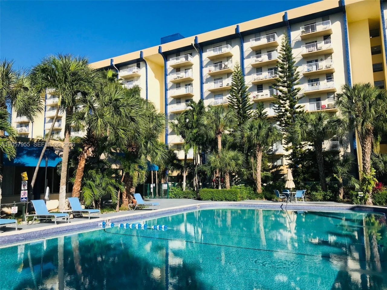 4550 NW 9th St, Unit 418, Miami, FL 33126 Photo