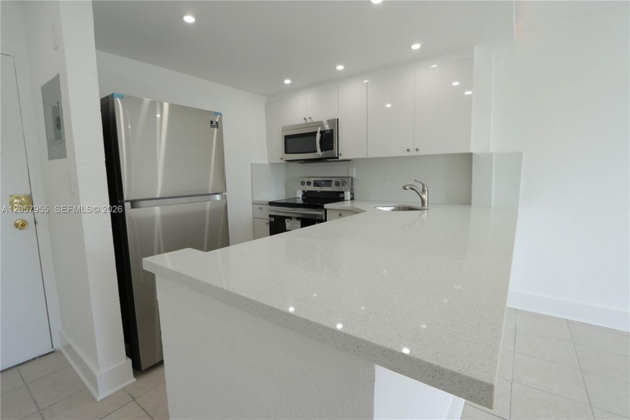 4550 NW 9th St, Unit 418, Miami, FL 33126 Photo