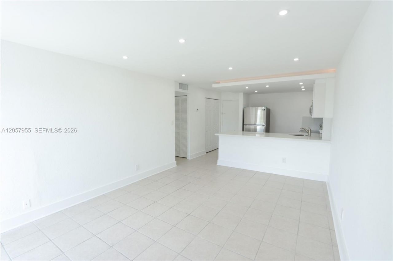 4550 NW 9th St, Unit 418, Miami, FL 33126 Photo