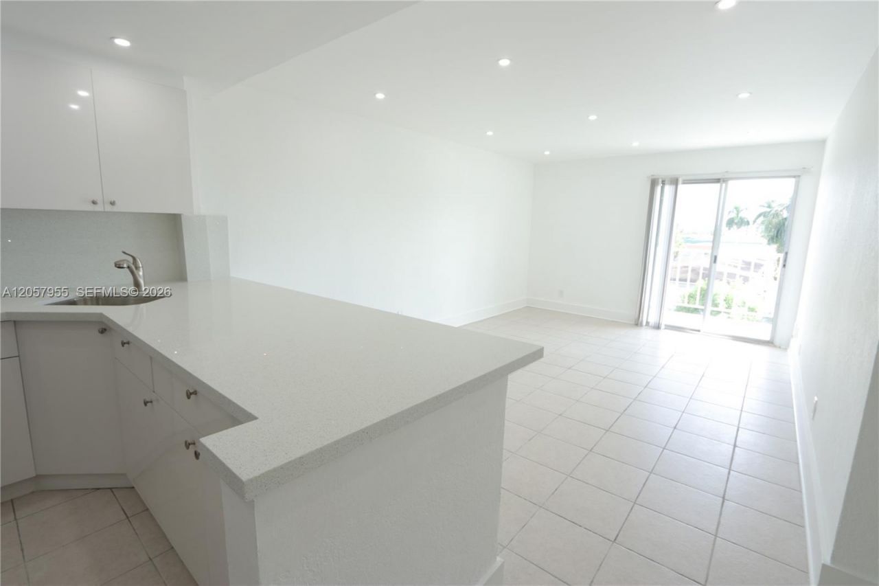 4550 NW 9th St, Unit 418, Miami, FL 33126 Photo