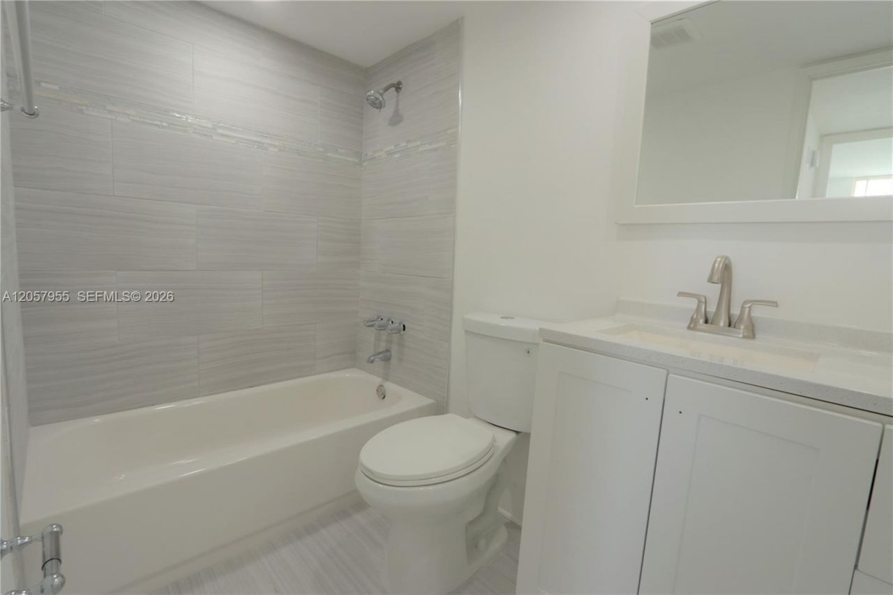 4550 NW 9th St, Unit 418, Miami, FL 33126 Photo