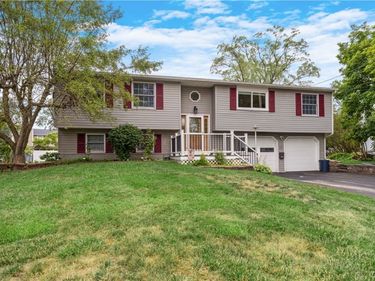 17 Lowell Road , Liverpool, NY 13090
