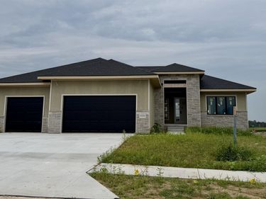 11714 S 124th Avenue, Papillion, NE 68046