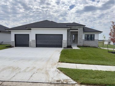 11714 S 124th Avenue, Papillion, NE 68046