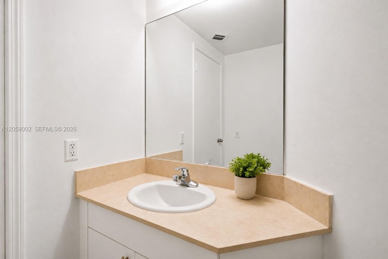 701 Brickell Key Blvd, Unit 604, Miami, FL 33131 Photo